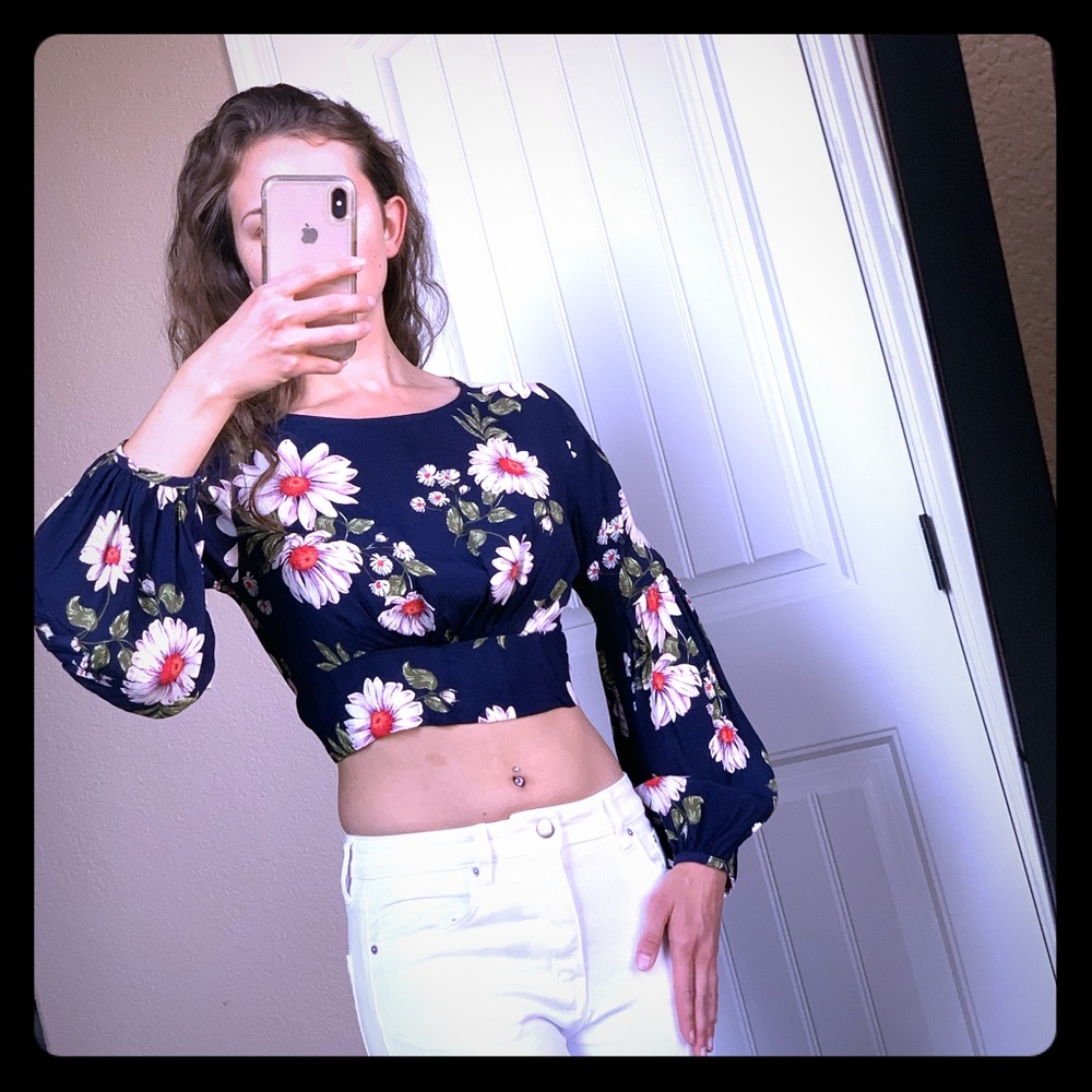 Daisy floral long sleeve crop top NWT